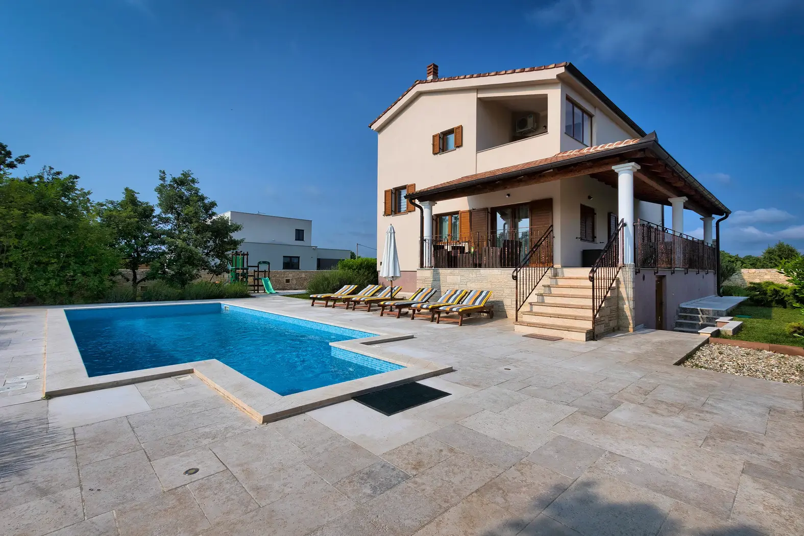 Vorderansicht des Ferienhauses mit privatem Swimmingpool – Villa Štokovci, Ferienhaus in Istrien