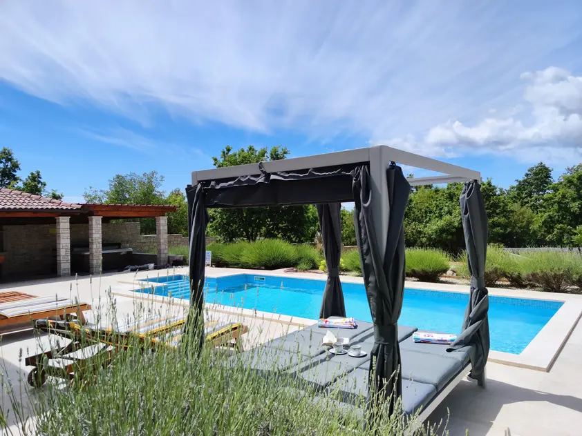 Privater Pool mit überdachtem Liegebereich für zwei Personen – Villa Štokovci, Ferienhaus in Istrien