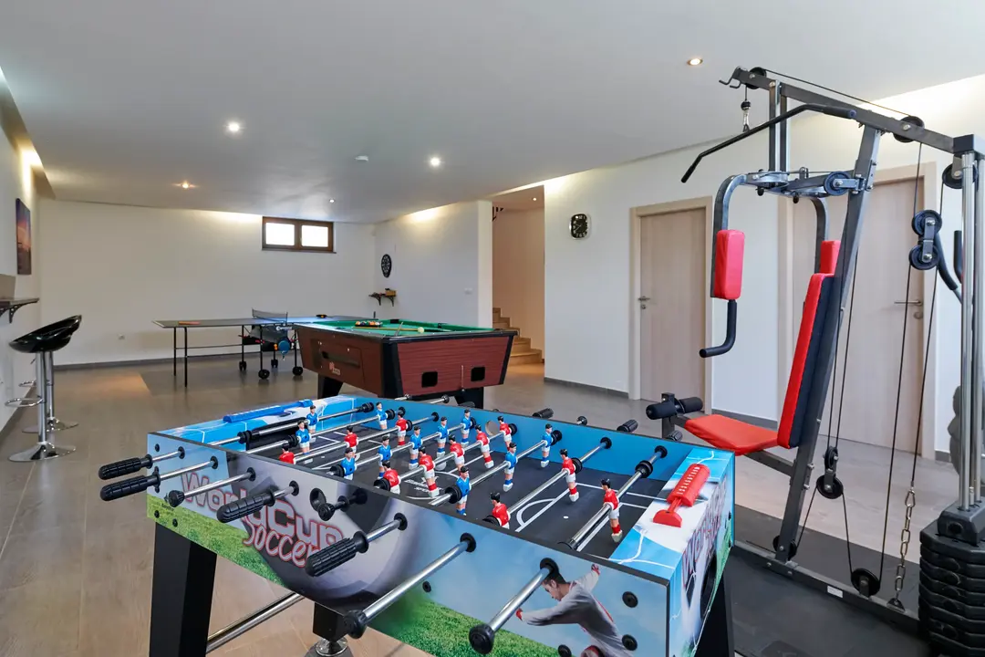 Tischfußball, Billard und Trainingsstation im Untergeschoss – Villa Štokovci, Ferienhaus in Istrien