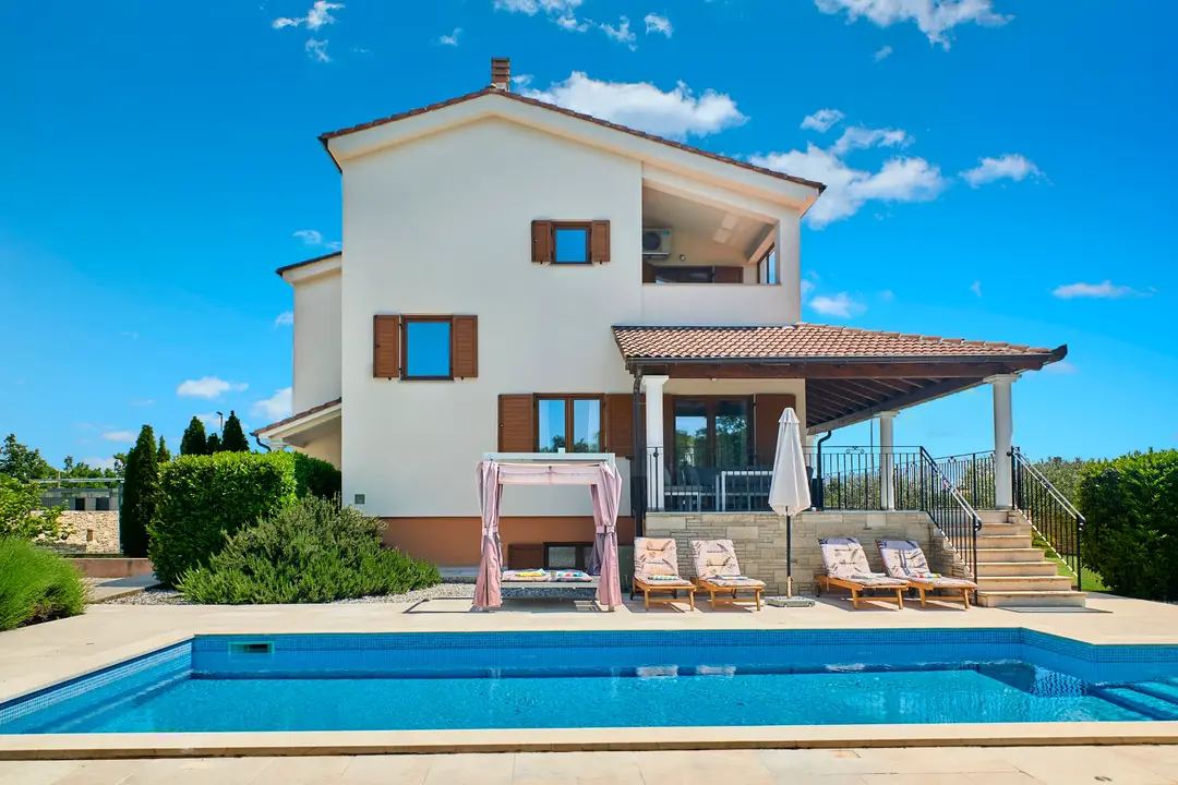 Fassade der Villa mit Außenpool und Terrasse – Villa Štokovci, Ferienhaus in Istrien