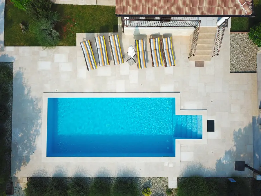 Draufsicht auf den Pool mit römischem Einstieg – Villa Štokovci, Ferienhaus in Istrien