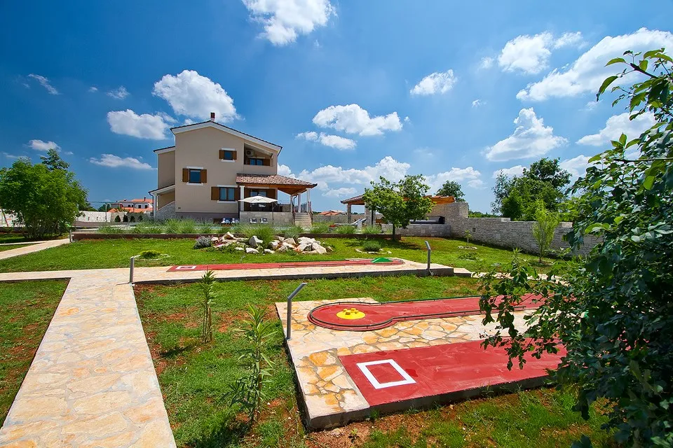 Villa und Sportflächen in der weitläufigen Gartenanlage – Villa Štokovci, Ferienhaus in Istrien