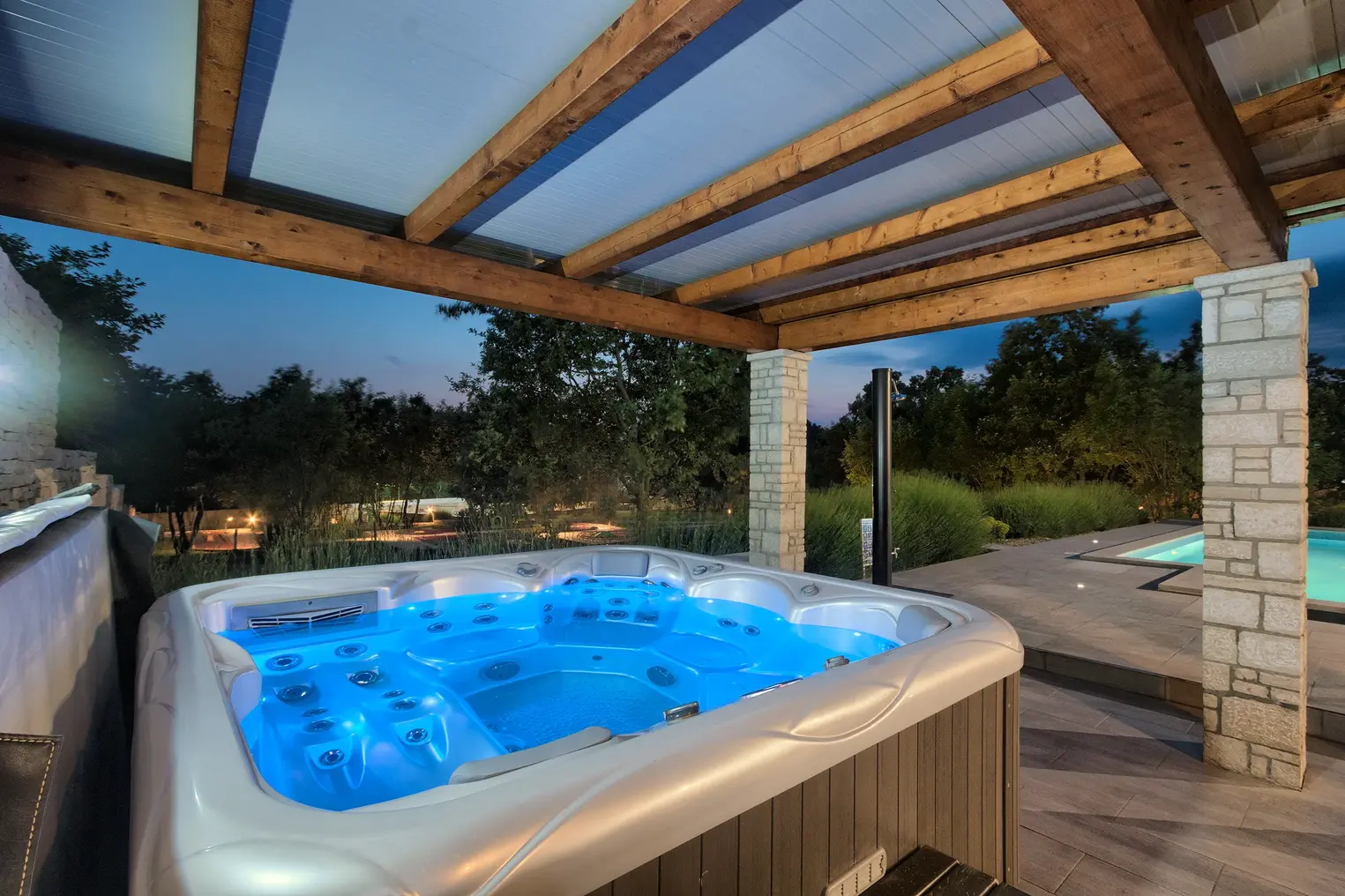 Whirlpool unter Holzdach mit Blick in den Garten – Villa Štokovci, Ferienhaus in Istrien