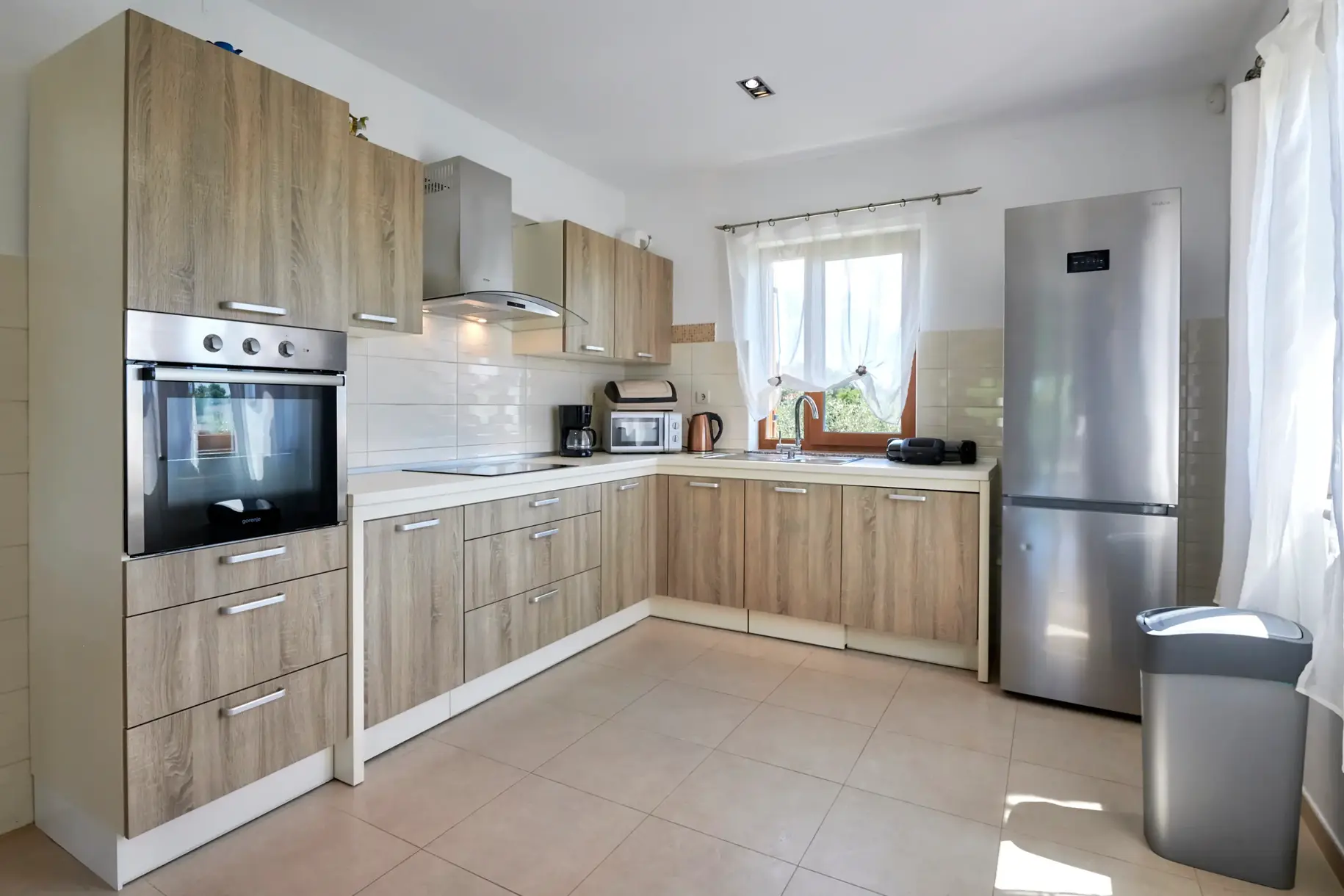 Voll ausgestattete Küche mit Arbeitsflächen und Küchengeräten – Villa Štokovci, Ferienhaus in Istrien