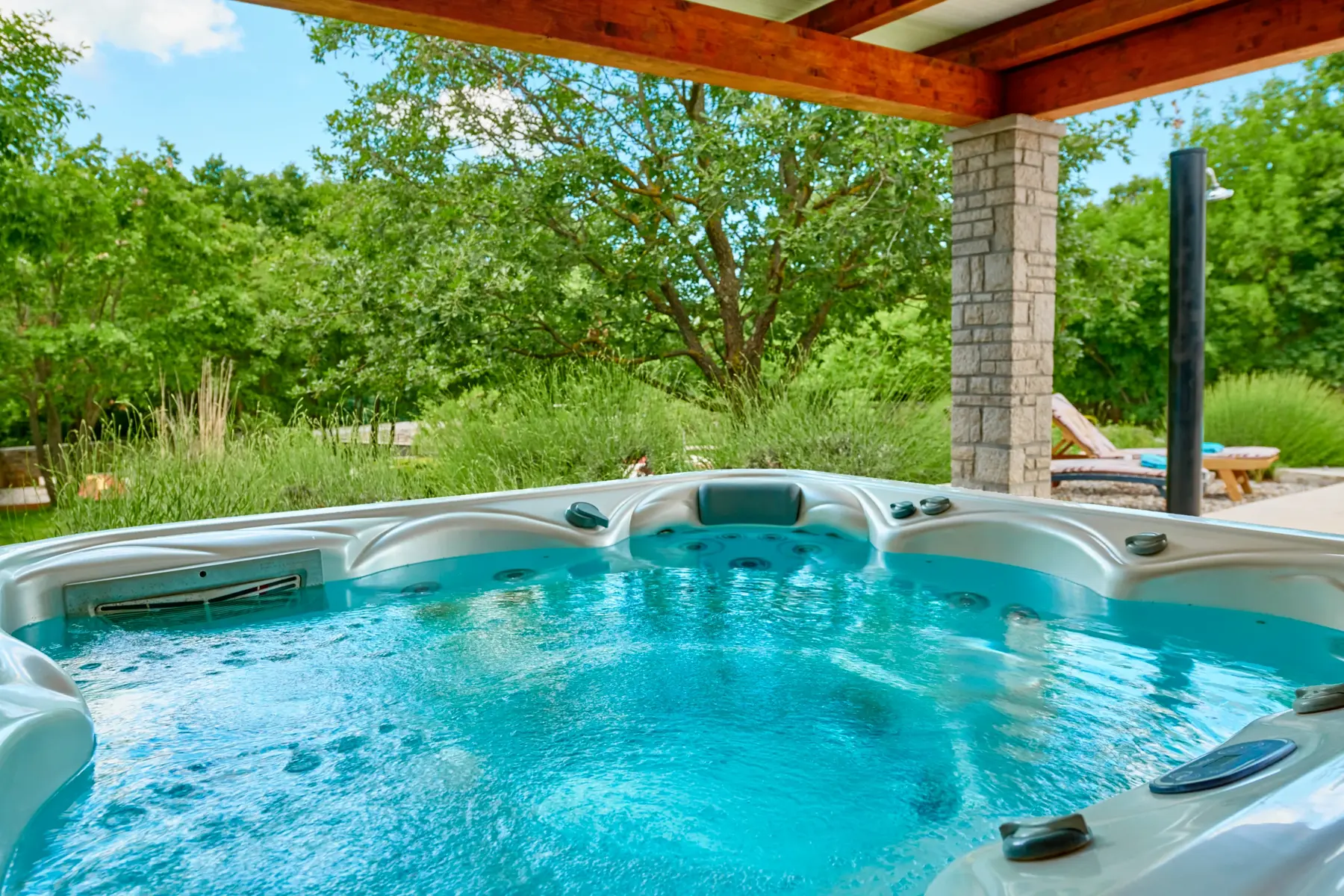Whirlpool und Gartenblick im Außenbereich – Villa Štokovci, Ferienhaus in Istrien