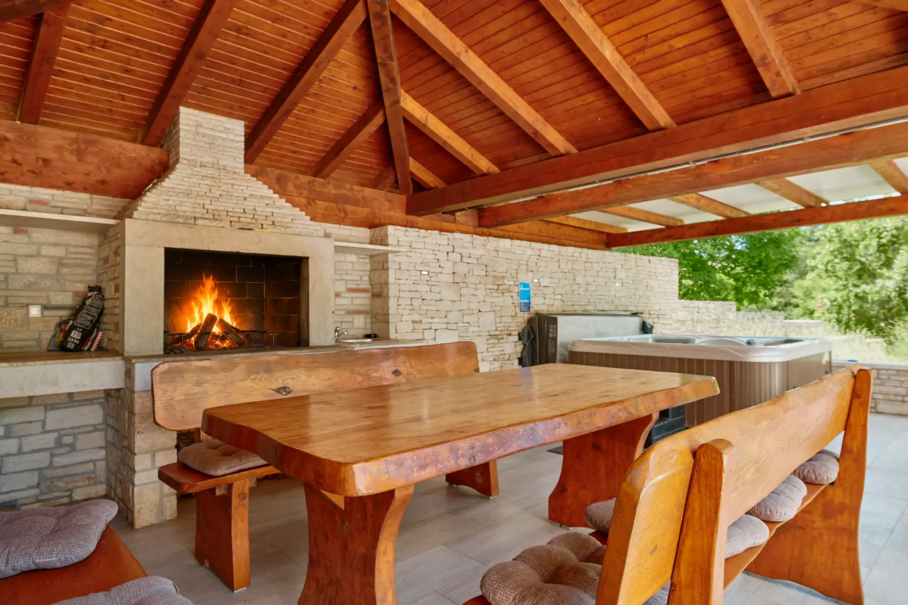 Überdachter Essbereich mit gemauertem Grillkamin – Villa Štokovci, Ferienhaus in Istrien