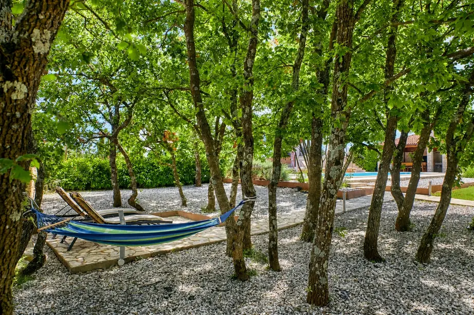 Hängematte in einem ruhigen Teil des Gartens – Villa Štokovci, Ferienhaus in Istrien