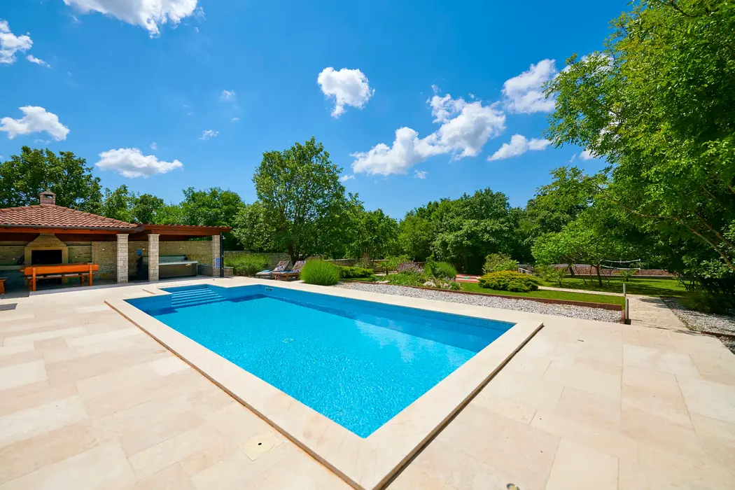 Privater rechteckiger Pool mit Sonnenterrasse und Grillbereich – Villa Štokovci, Ferienhaus in Istrien