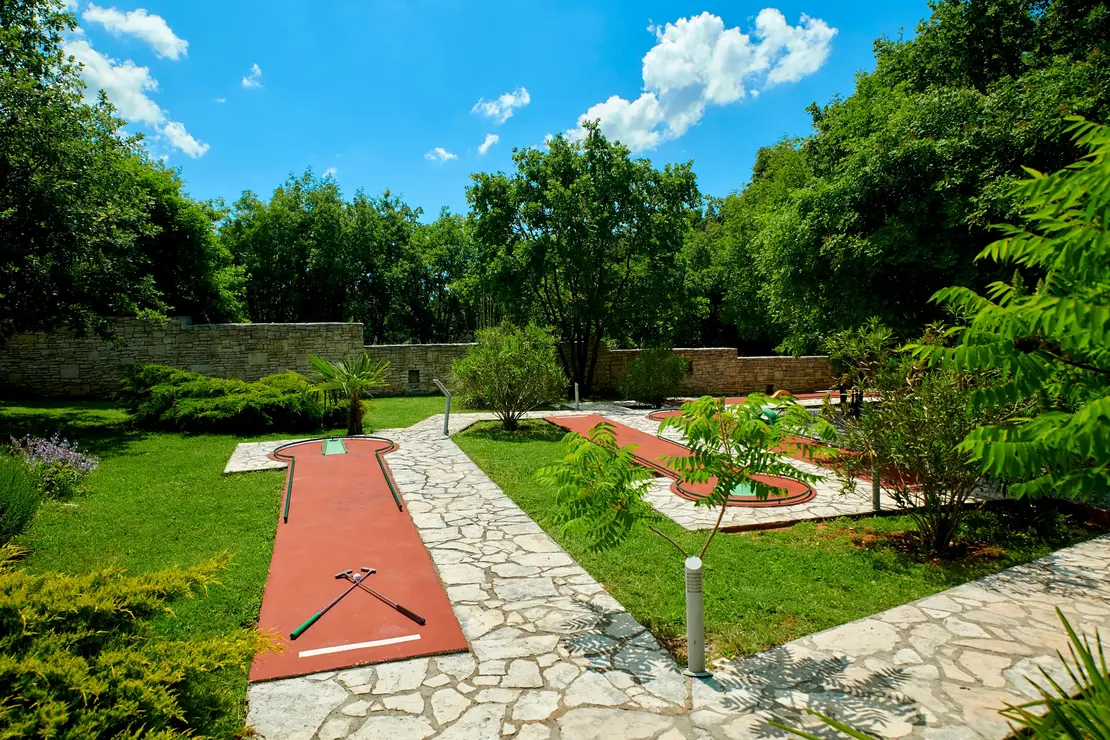 Mehrere rote Minigolfbahnen und Wege im Grünen – Villa Štokovci, Ferienhaus in Istrien