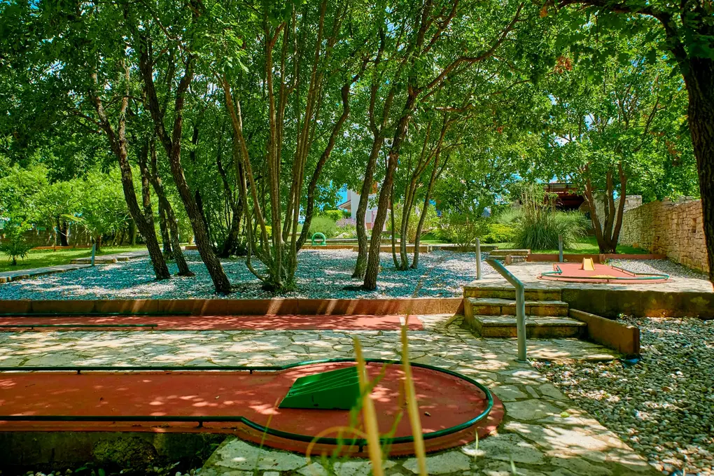 Minigolfanlage mit Hindernissen und grüner Umgebung – Villa Štokovci, Ferienhaus in Istrien