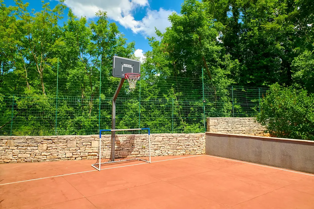 Multifunktions-Sportplatz für Basketball und Kleinfeldfußball – Villa Štokovci, Ferienhaus in Istrien