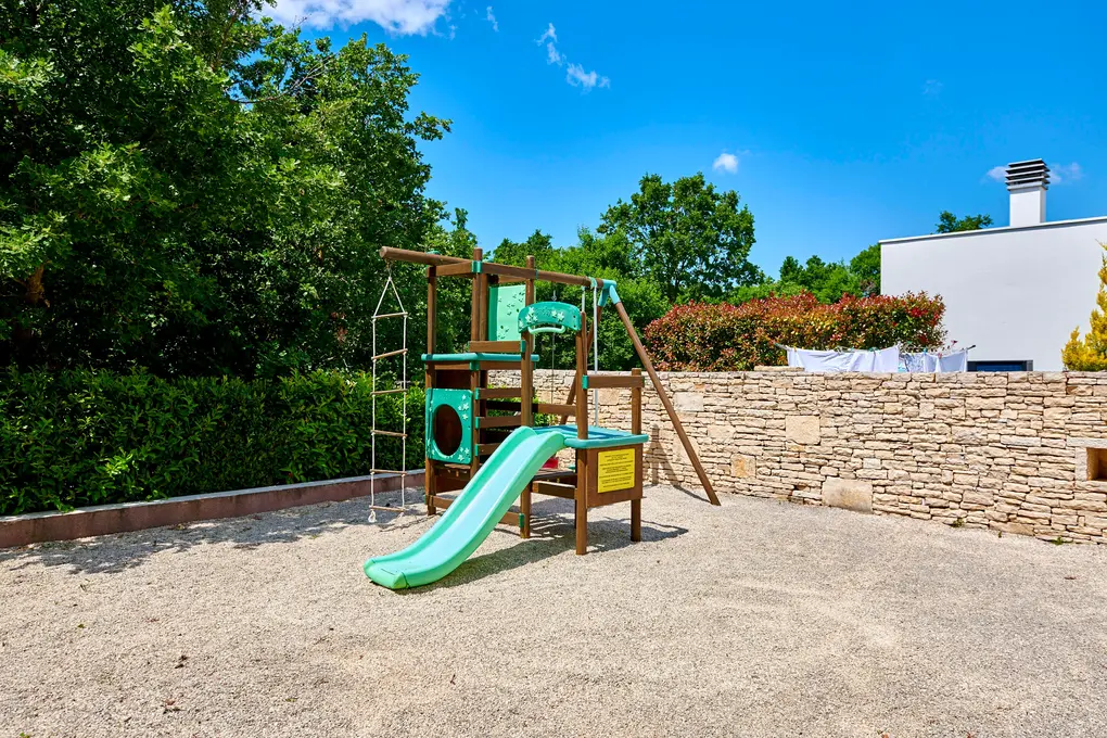 Spielgerät mit Rutsche und Schaukel im Außenbereich – Villa Štokovci, Ferienhaus in Istrien
