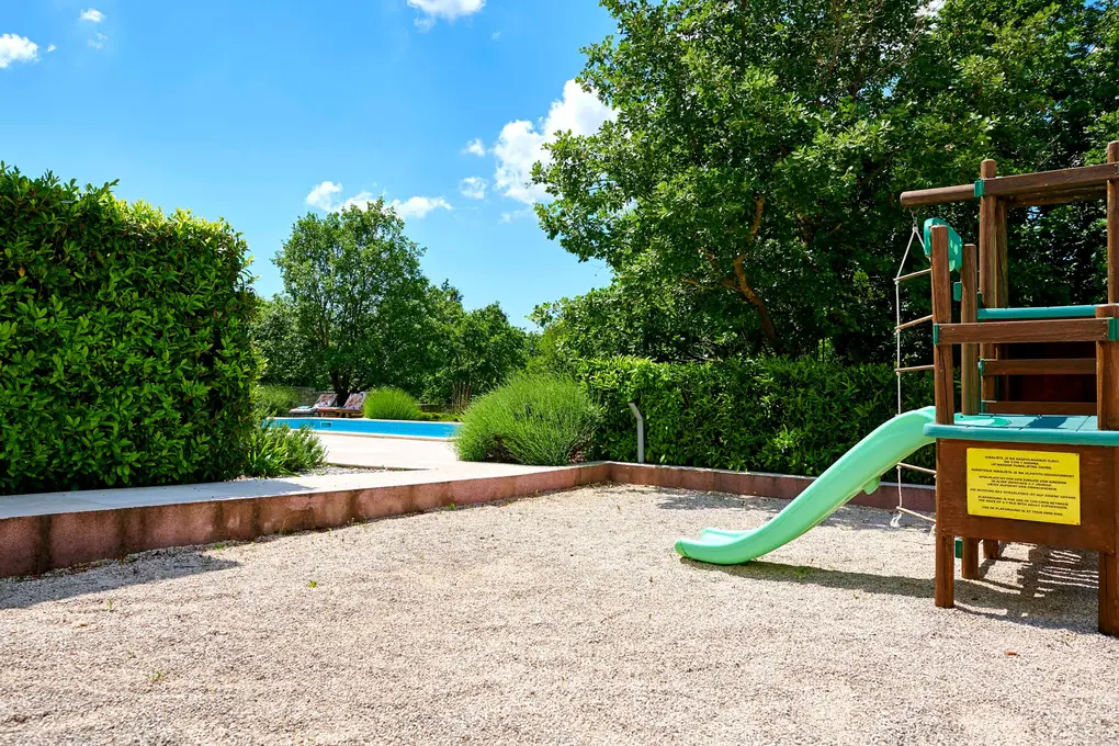 Kinderspielplatz mit Rutsche vor der begrünten Grundstücksgrenze – Villa Štokovci, Ferienhaus in Istrien