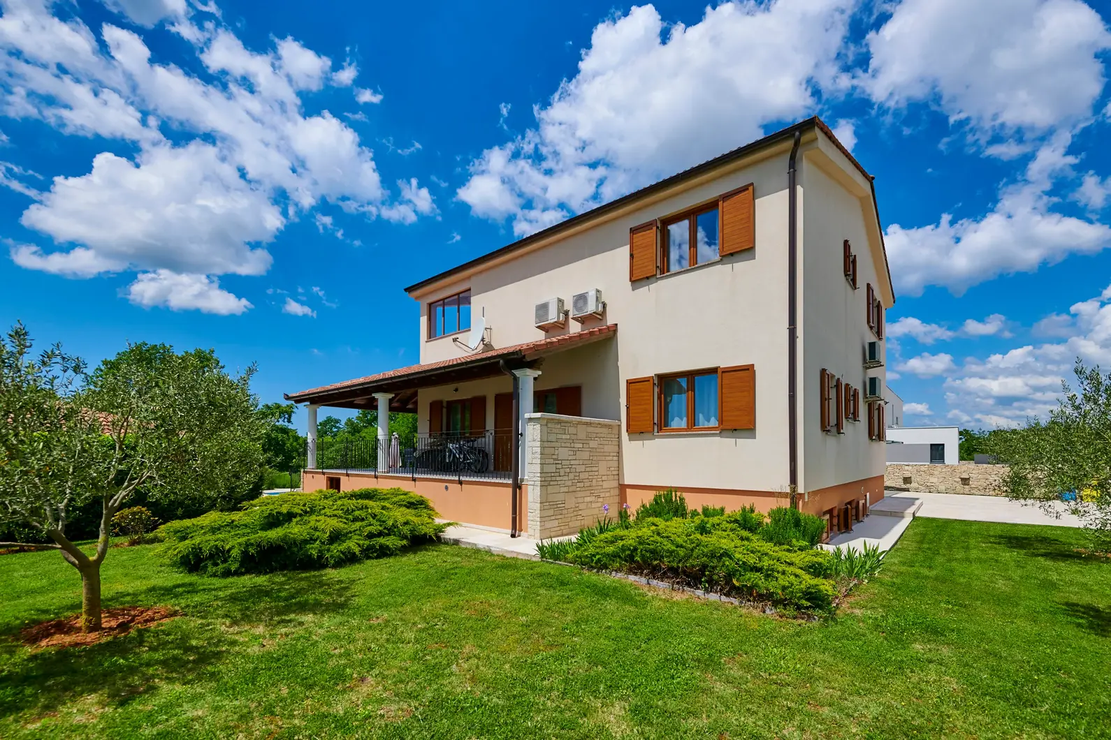 Außenansicht des Ferienhauses mit Balkon und Garten – Villa Štokovci, Ferienhaus in Istrien