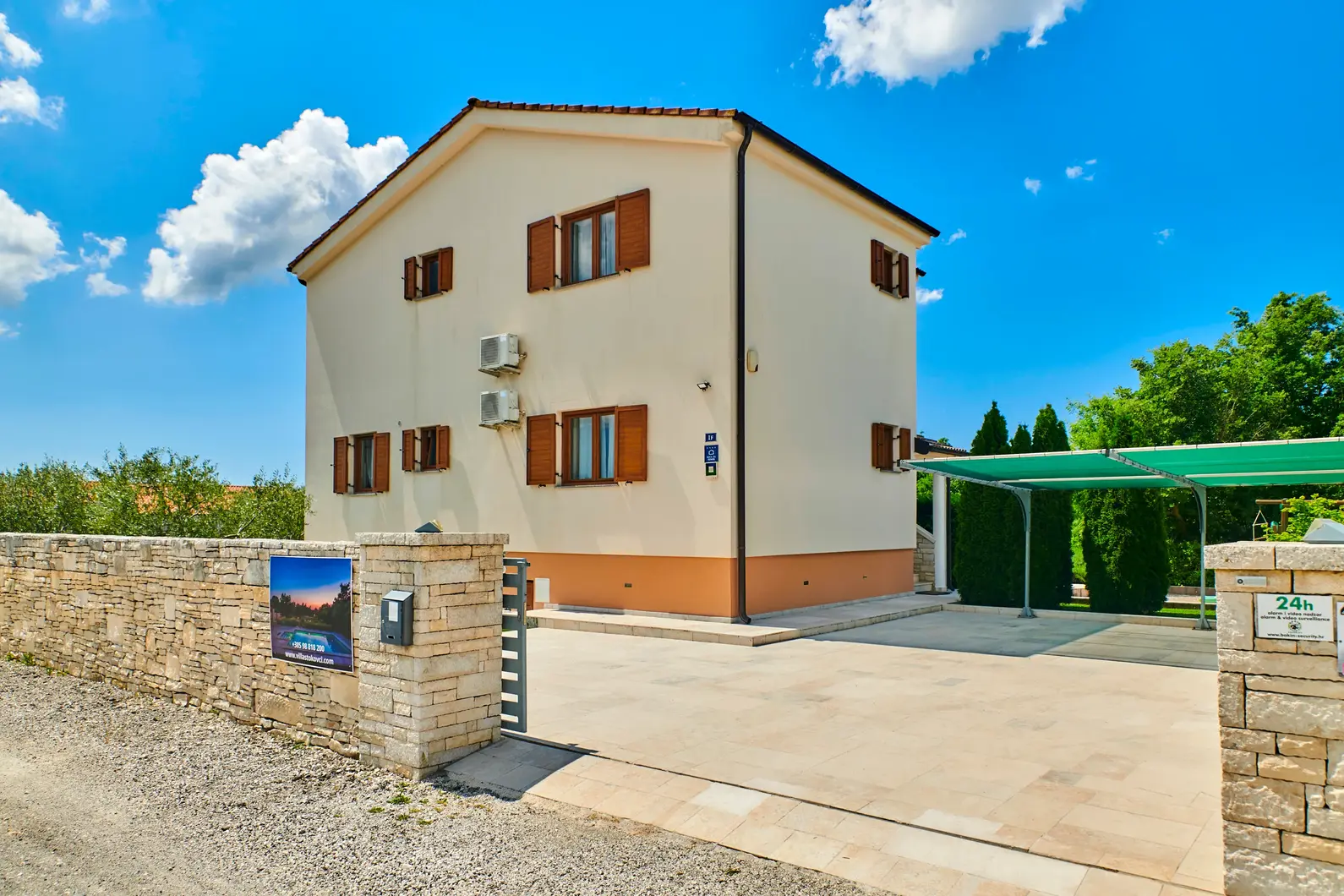 Außenansicht des Hauses mit befestigter Zufahrt – Villa Štokovci, Ferienhaus in Istrien