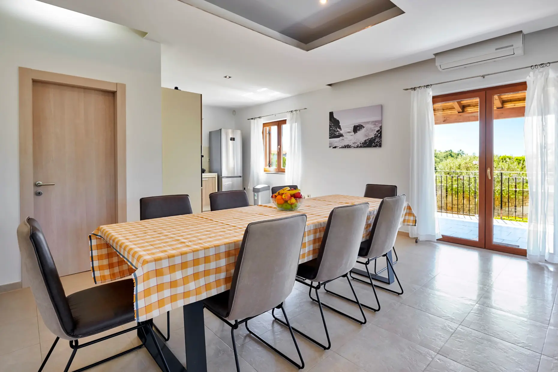 Esstisch und Stühle im hellen Erdgeschoss – Villa Štokovci, Ferienhaus in Istrien