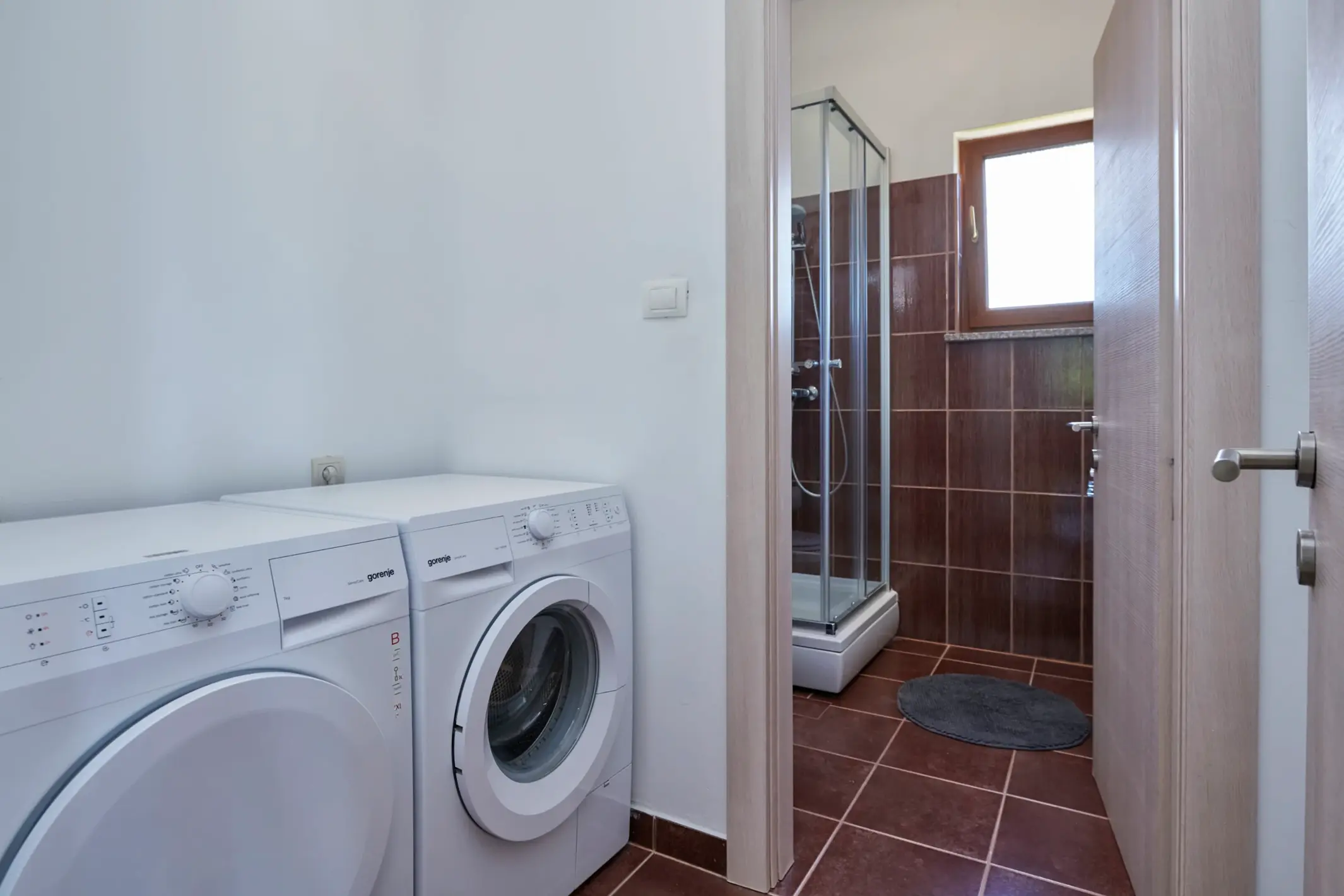 Waschmaschine neben einem Badezimmer im Haus – Villa Štokovci, Ferienhaus in Istrien