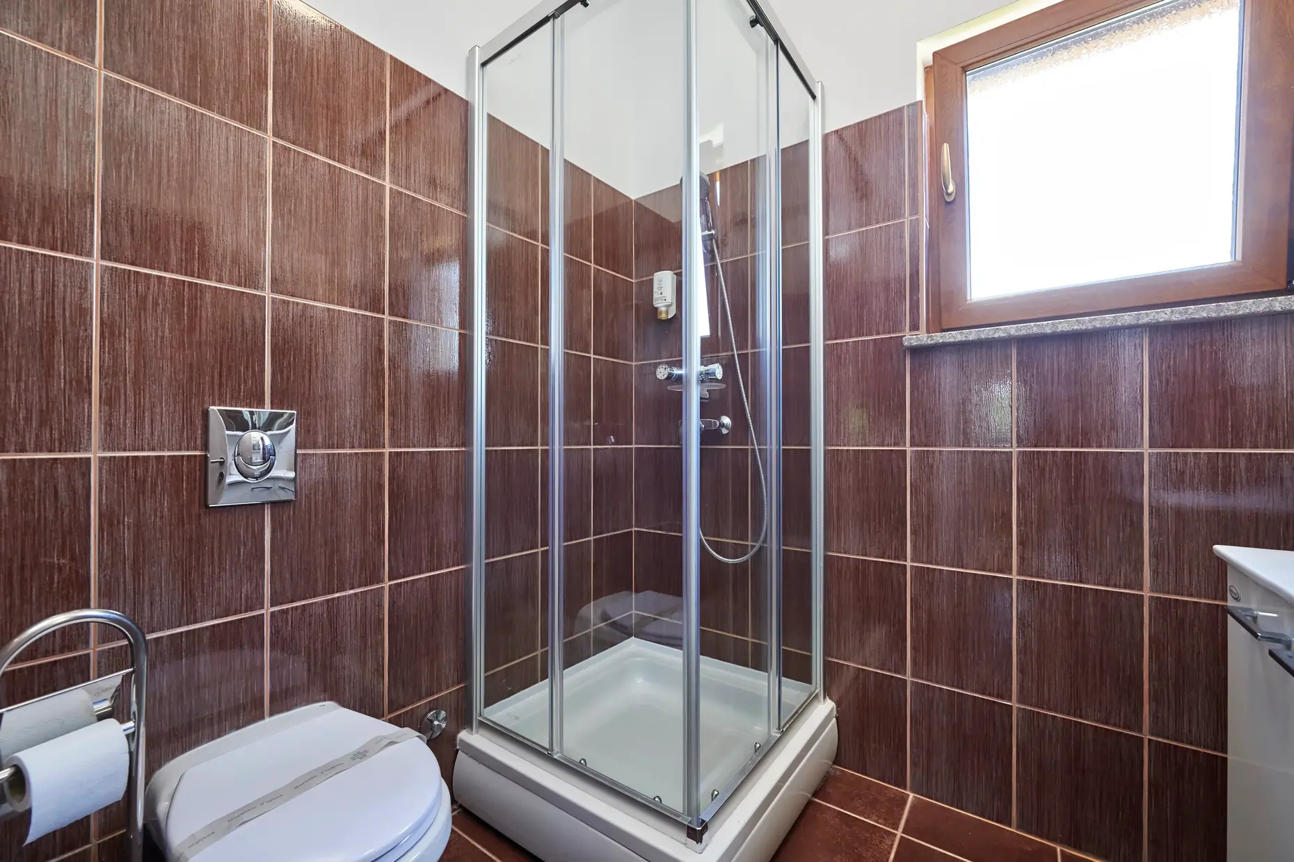 Duschkabine und Waschbereich im Badezimmer – Villa Štokovci, Ferienhaus in Istrien