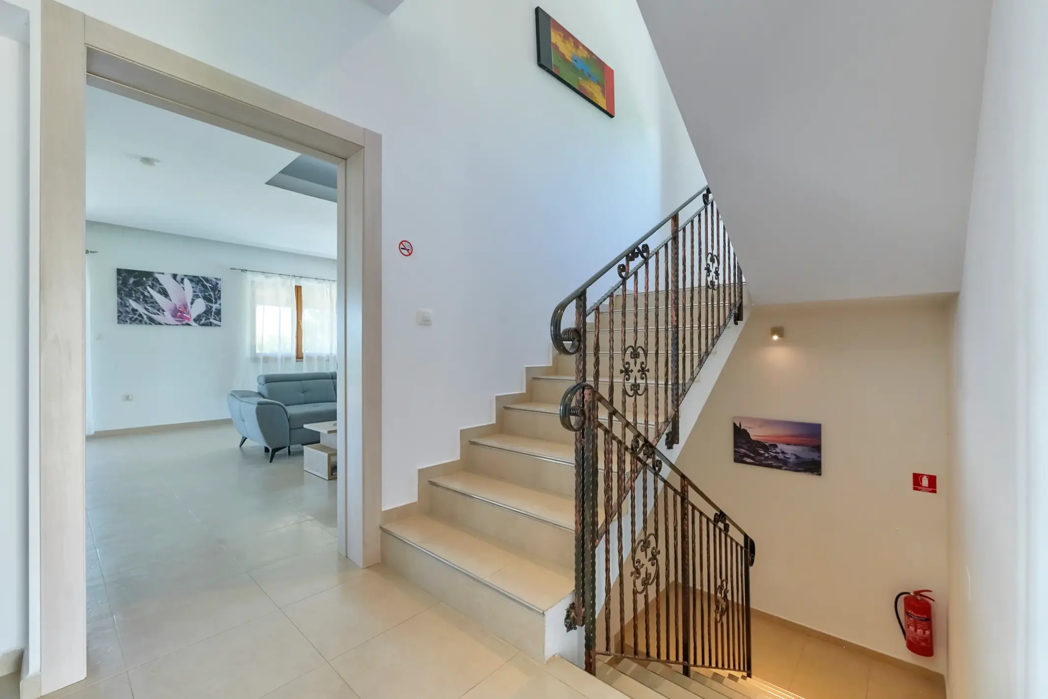 Innentreppen mit Blick in den Wohnbereich – Villa Štokovci, Ferienhaus in Istrien