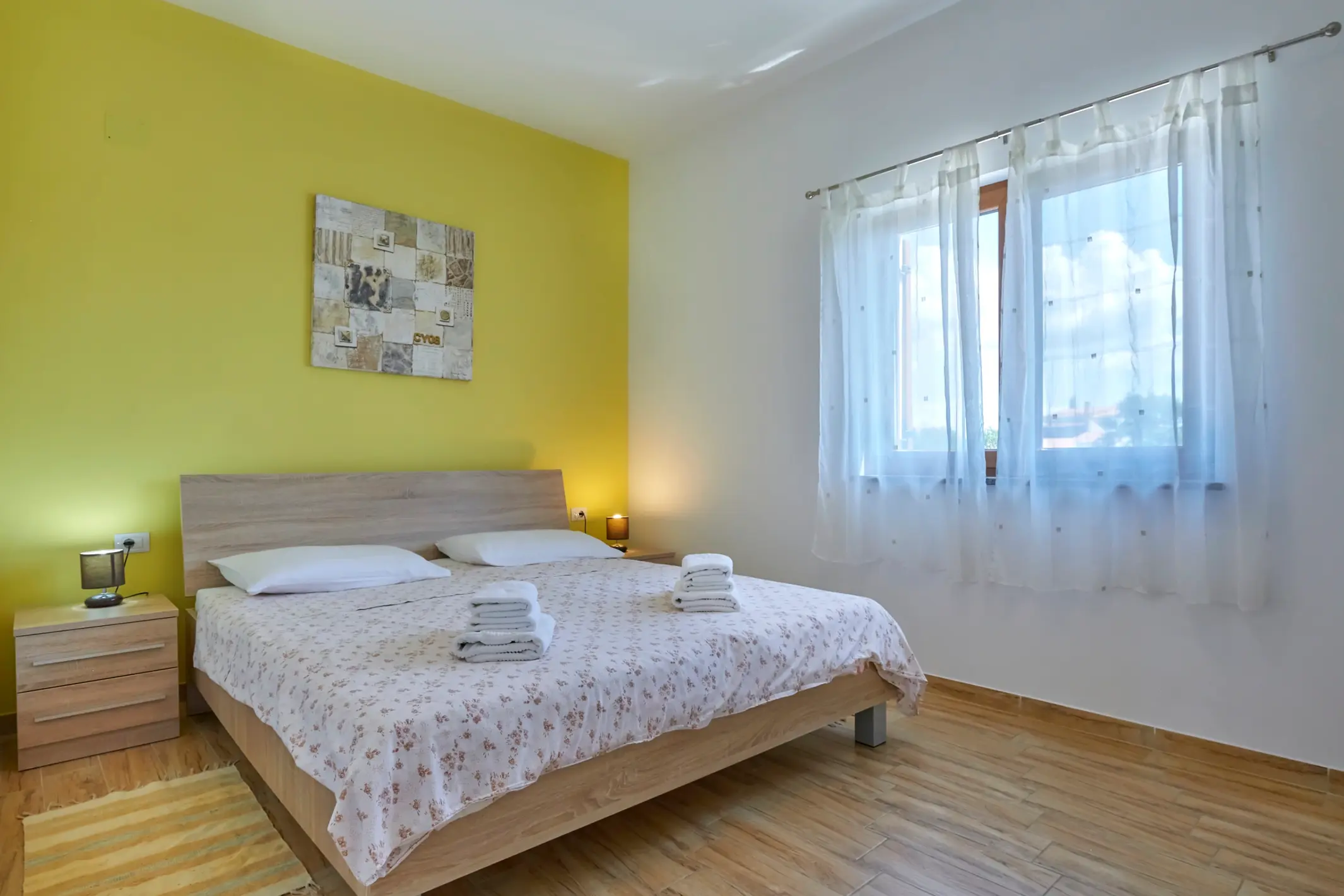 Doppelbett im gelb gestalteten Schlafzimmer – Villa Štokovci, Ferienhaus in Istrien