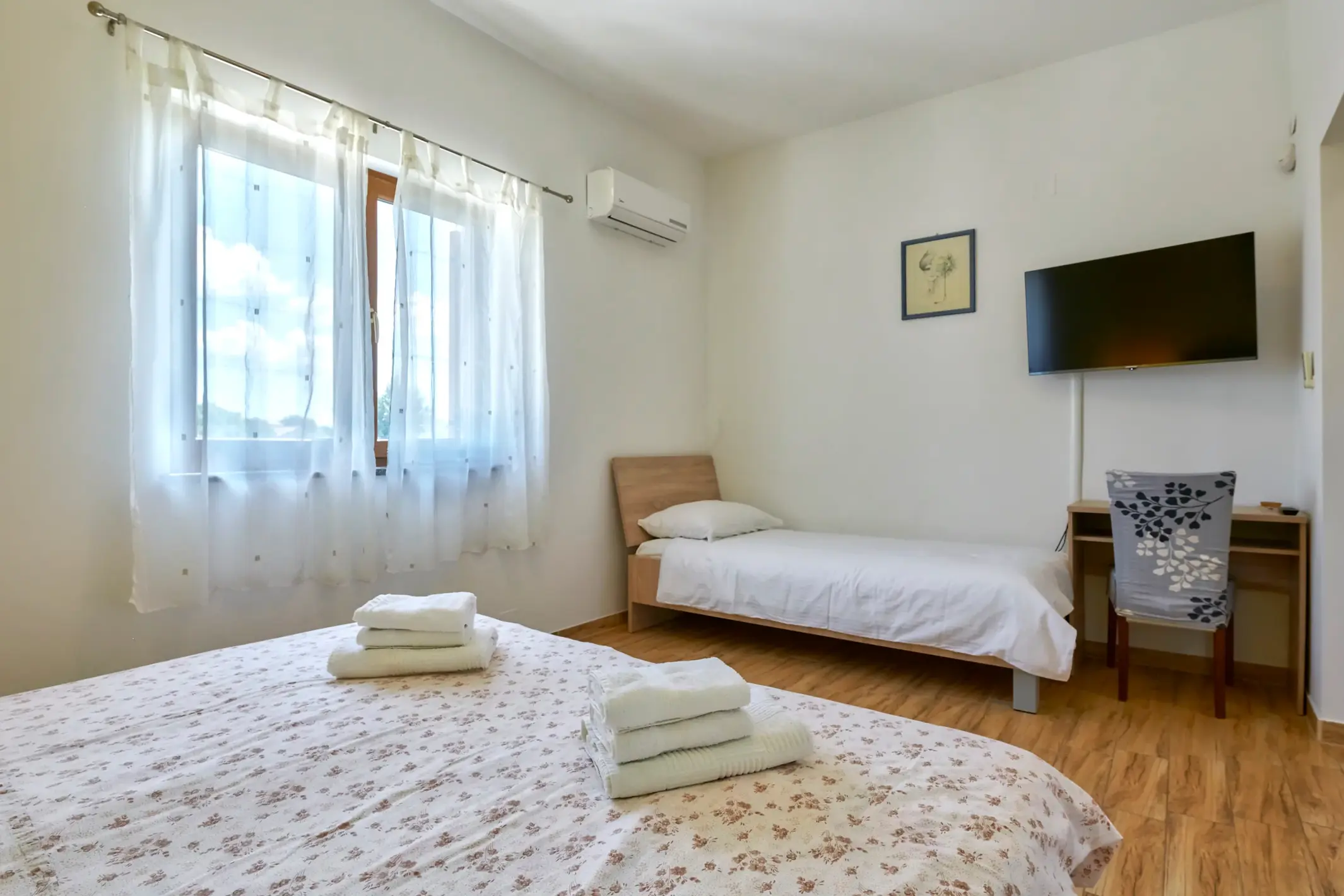 Bett und weiteres Schlafmöbel im hellen Schlafzimmer – Villa Štokovci, Ferienhaus in Istrien
