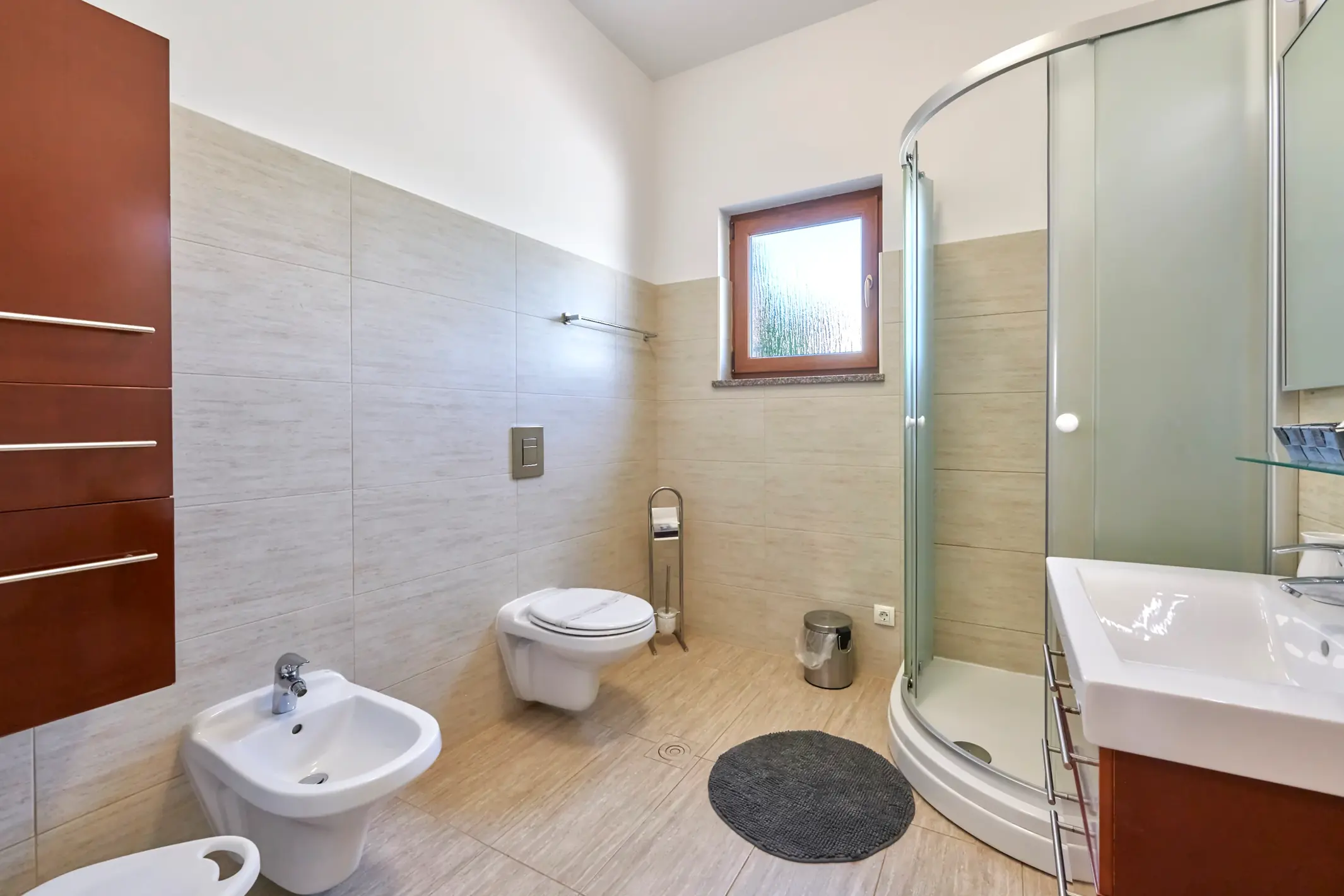 Badezimmer mit Dusche, Waschbecken und Bidet – Villa Štokovci, Ferienhaus in Istrien