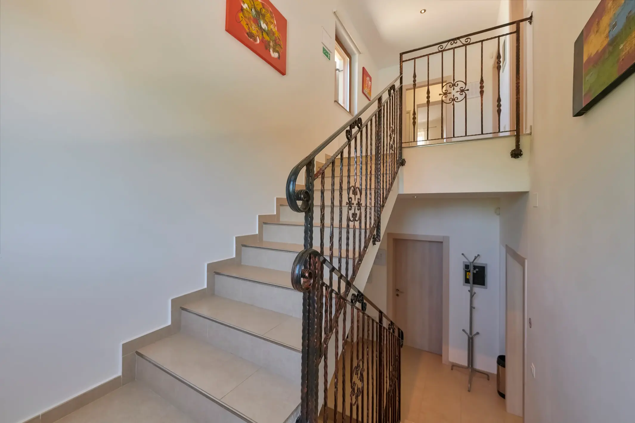Holztreppe mit Metallgeländer zwischen den Etagen – Villa Štokovci, Ferienhaus in Istrien