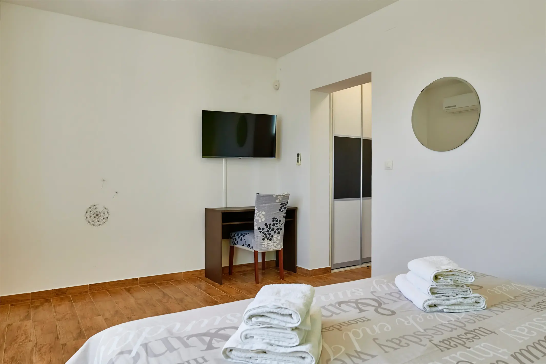 Blick vom Bett auf TV und Zimmereinrichtung – Villa Štokovci, Ferienhaus in Istrien