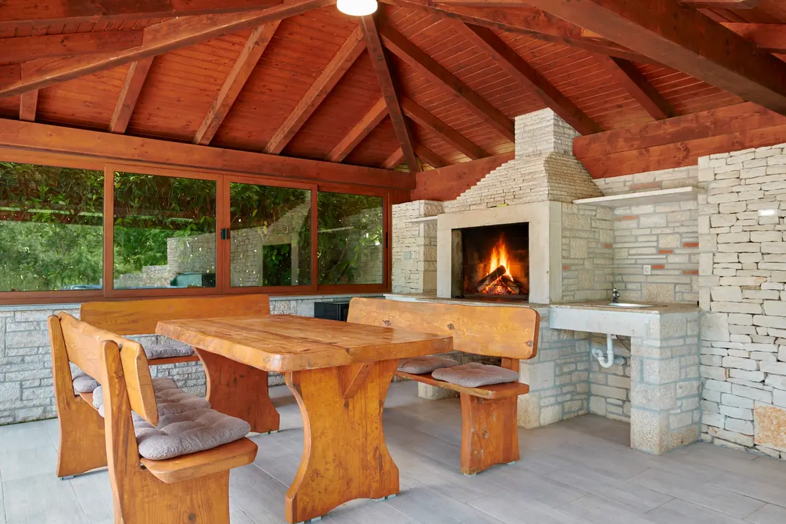 Überdachter Grillbereich mit Kamin und großem Esstisch – Villa Štokovci, Ferienhaus in Istrien