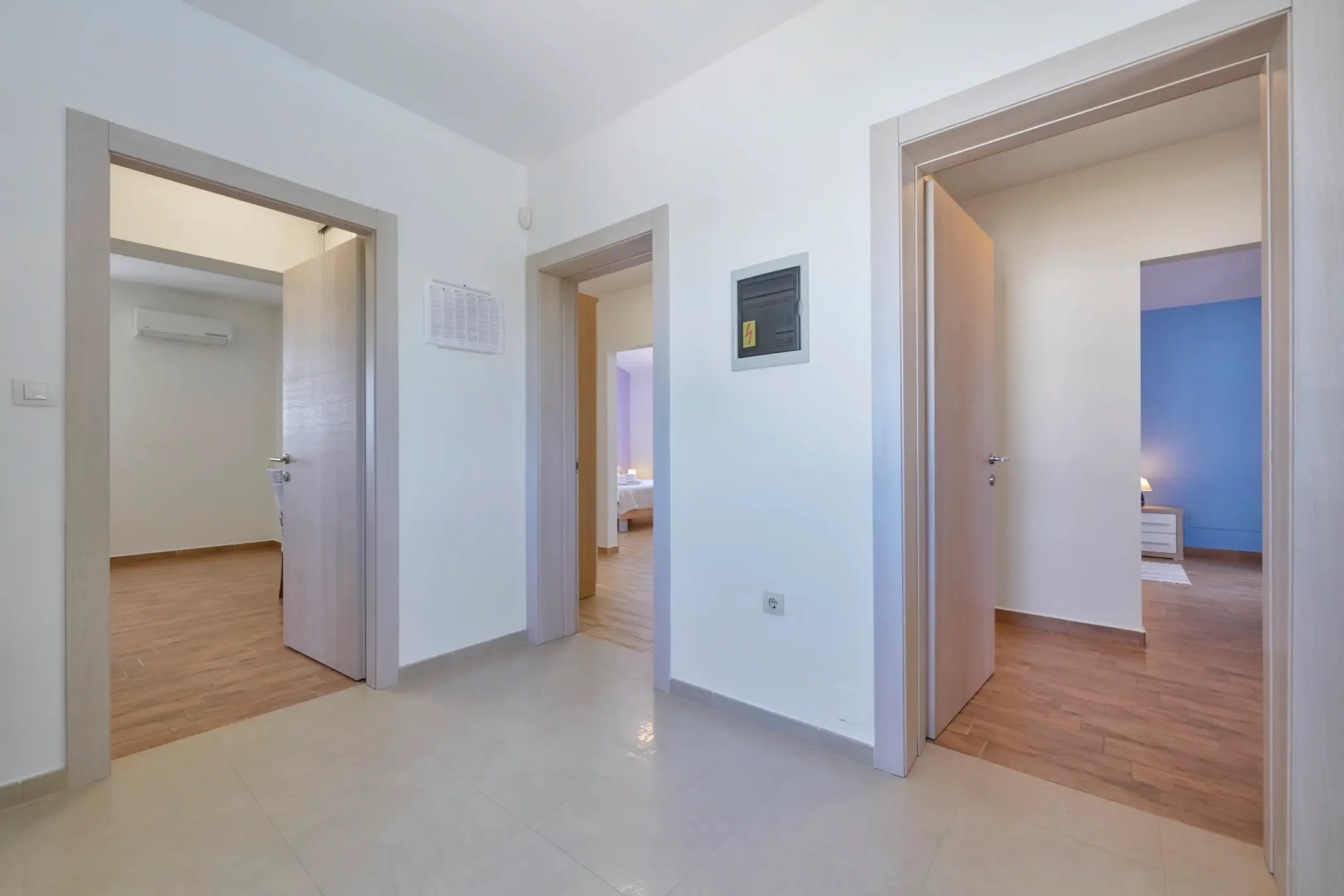 Heller Flur mit Zugang zu mehreren Zimmern – Villa Štokovci, Ferienhaus in Istrien
