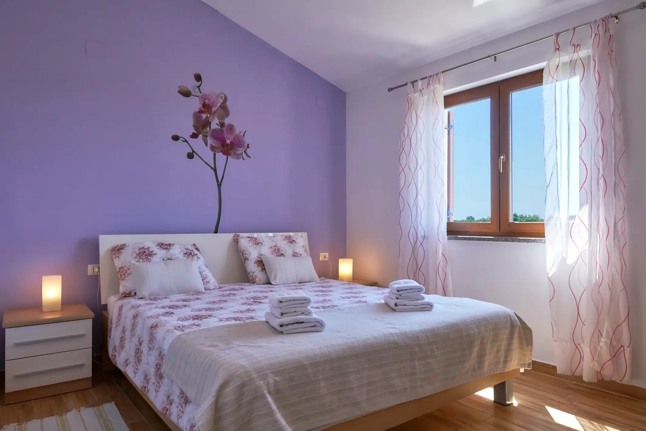 Doppelbett und lila Akzentwand im Schlafzimmer – Villa Štokovci, Ferienhaus in Istrien
