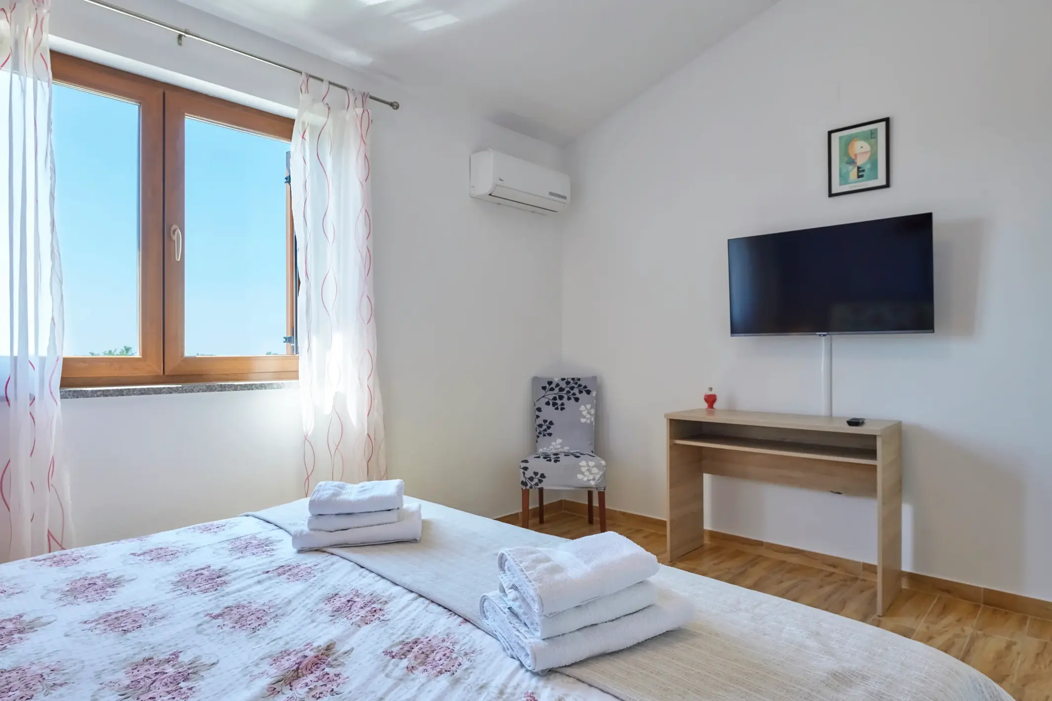 Bett und Fenster mit Blick nach draußen – Villa Štokovci, Ferienhaus in Istrien