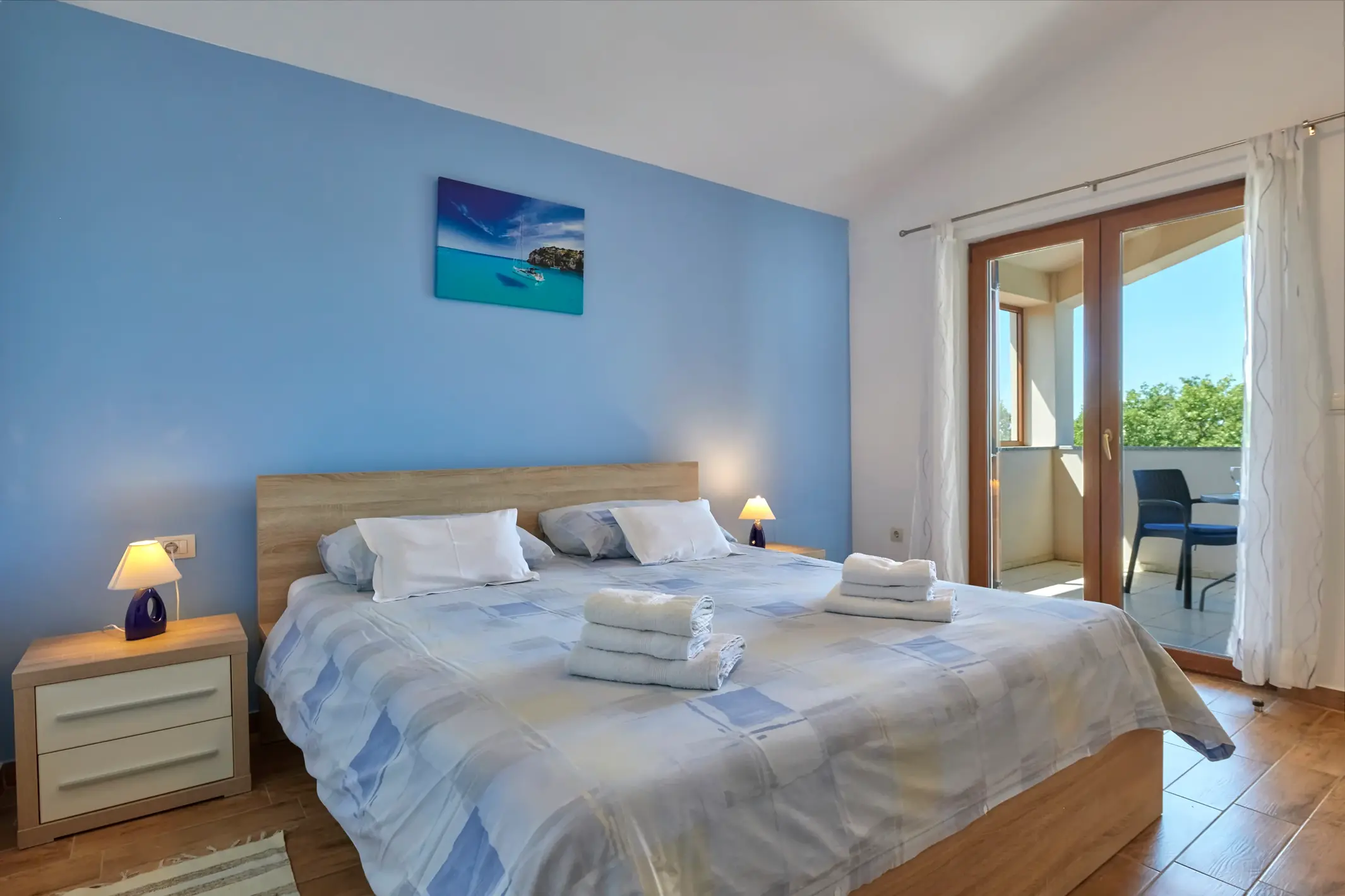 Doppelbett und direkter Zugang zum Balkon – Villa Štokovci, Ferienhaus in Istrien