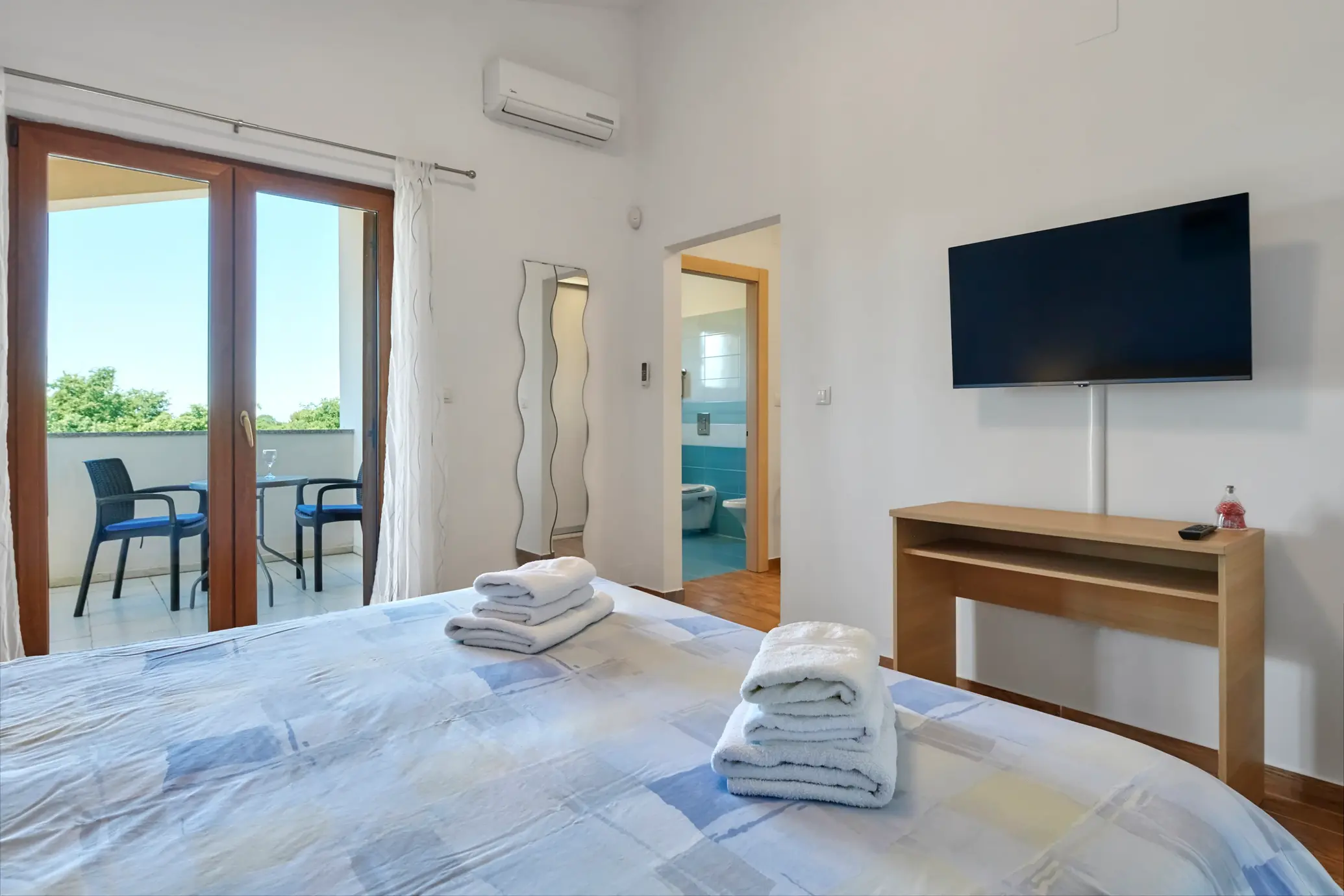 Blick über das Bett Richtung Balkon und Garten – Villa Štokovci, Ferienhaus in Istrien