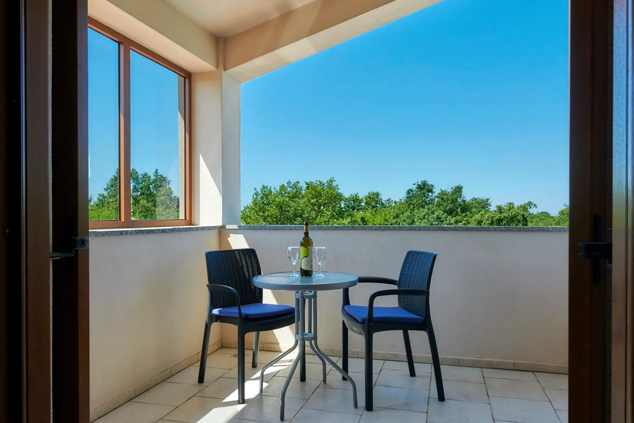Kleiner Tisch und Stühle mit Blick auf die grüne Umgebung – Villa Štokovci, Ferienhaus in Istrien