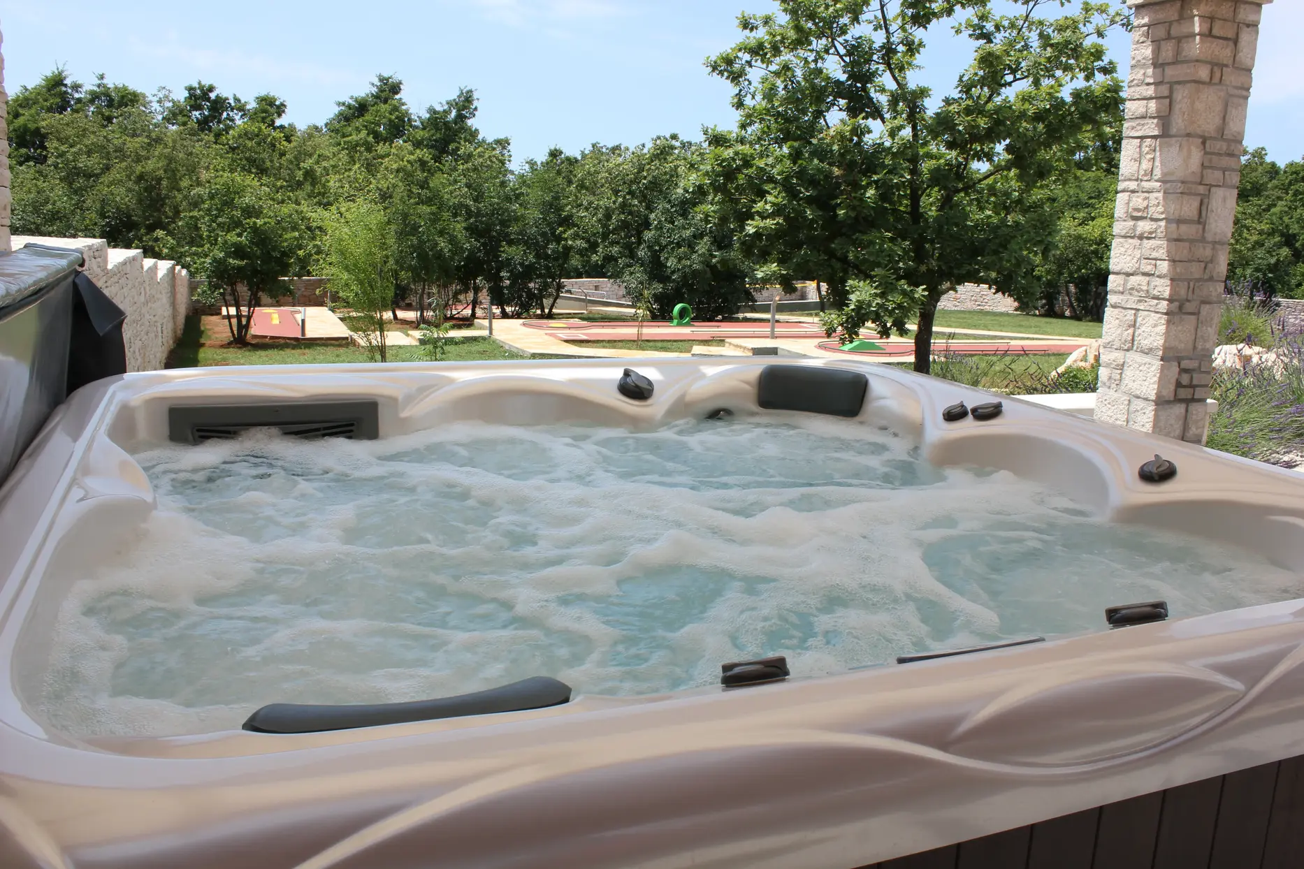 Privater Whirlpool der Villa Štokovci in Istrien für bis zu fünf Personen