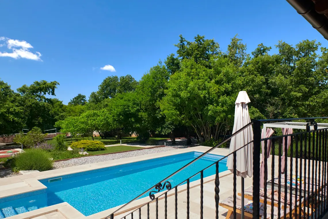 Swimmingpool und Sonnenschirm mit Gartenblick – Villa Štokovci, Ferienhaus in Istrien