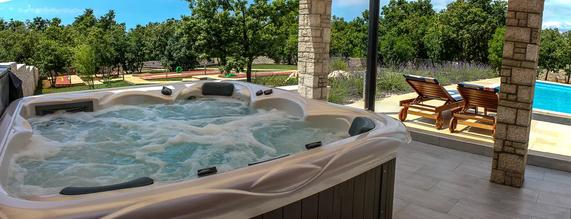 Jacuzzi unter der Überdachung mit Blick in die Natur – Villa Štokovci, Ferienhaus in Istrien