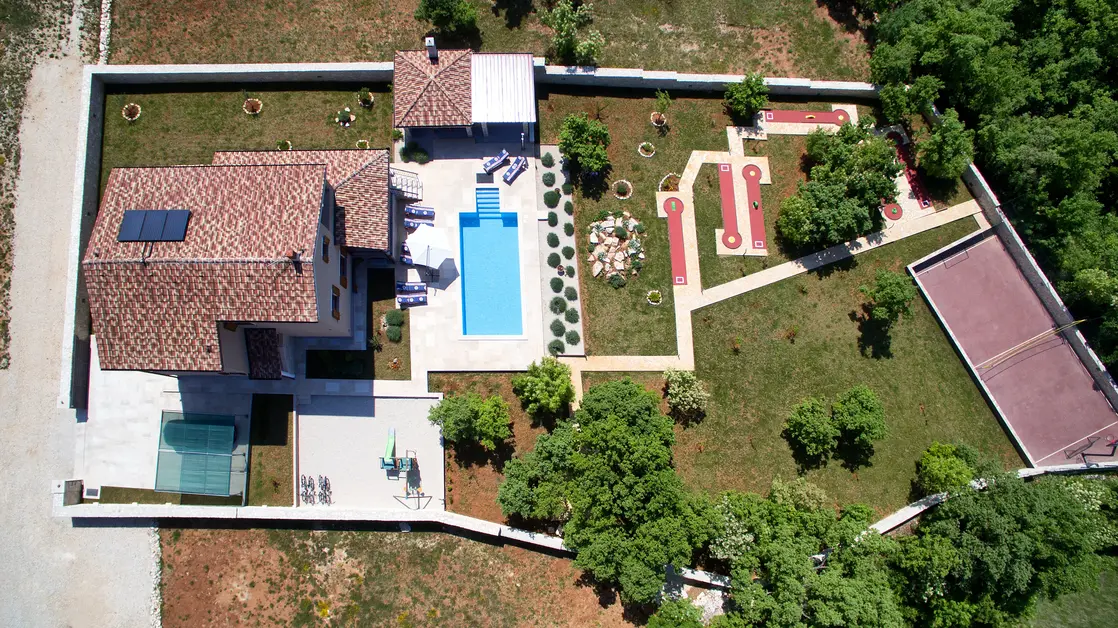 Villa, Pool, Minigolf und Sportplatz aus der Vogelperspektive – Villa Štokovci, Ferienhaus in Istrien