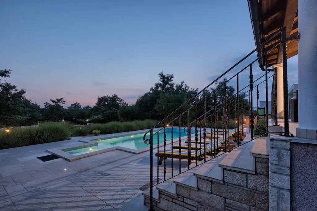 Blick von der Hausterrasse auf den Pool in der Abendstimmung – Villa Štokovci, Ferienhaus in Istrien
