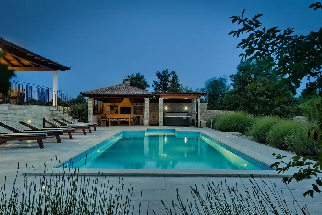 Privater Außenpool in der blauen Stunde – Villa Štokovci, Ferienhaus in Istrien