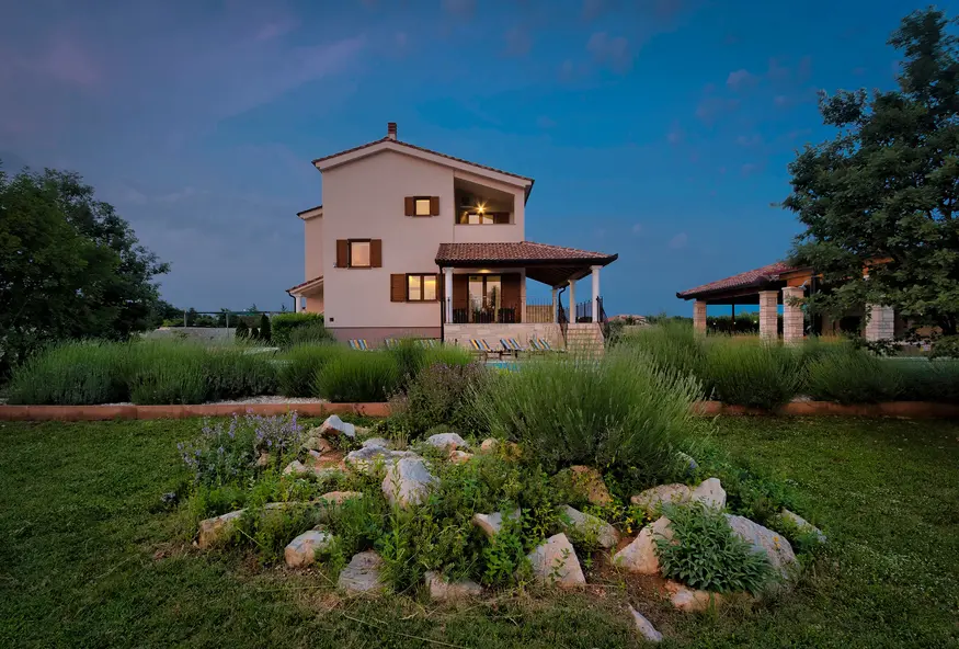 Villa und Garten bei Sonnenuntergang – Villa Štokovci, Ferienhaus in Istrien
