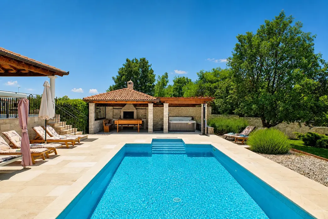 Blick vom Pool zur überdachten Terrasse der Villa – Villa Štokovci, Ferienhaus in Istrien