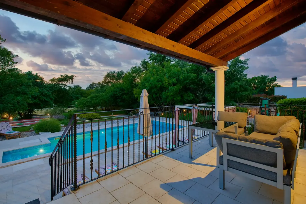 Sitzmöbel und Blick auf den Pool unter dem Holzdach – Villa Štokovci, Ferienhaus in Istrien