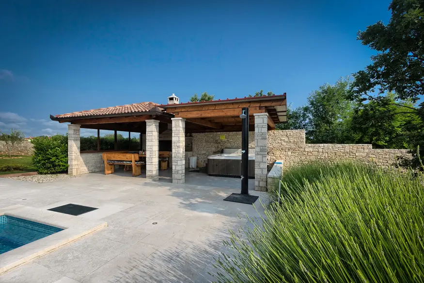 Überdachter Grillplatz neben dem Pool bei Tageslicht – Villa Štokovci, Ferienhaus in Istrien
