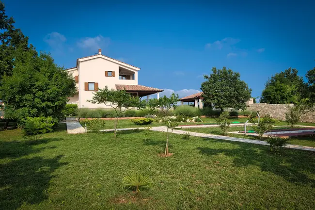 Außenansicht mit Steingarten, Pflanzen und Rasenflächen – Villa Štokovci, Ferienhaus in Istrien