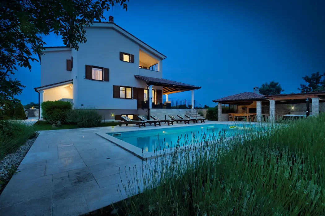 Beleuchtete Hausfassade hinter dem Swimmingpool – Villa Štokovci, Ferienhaus in Istrien
