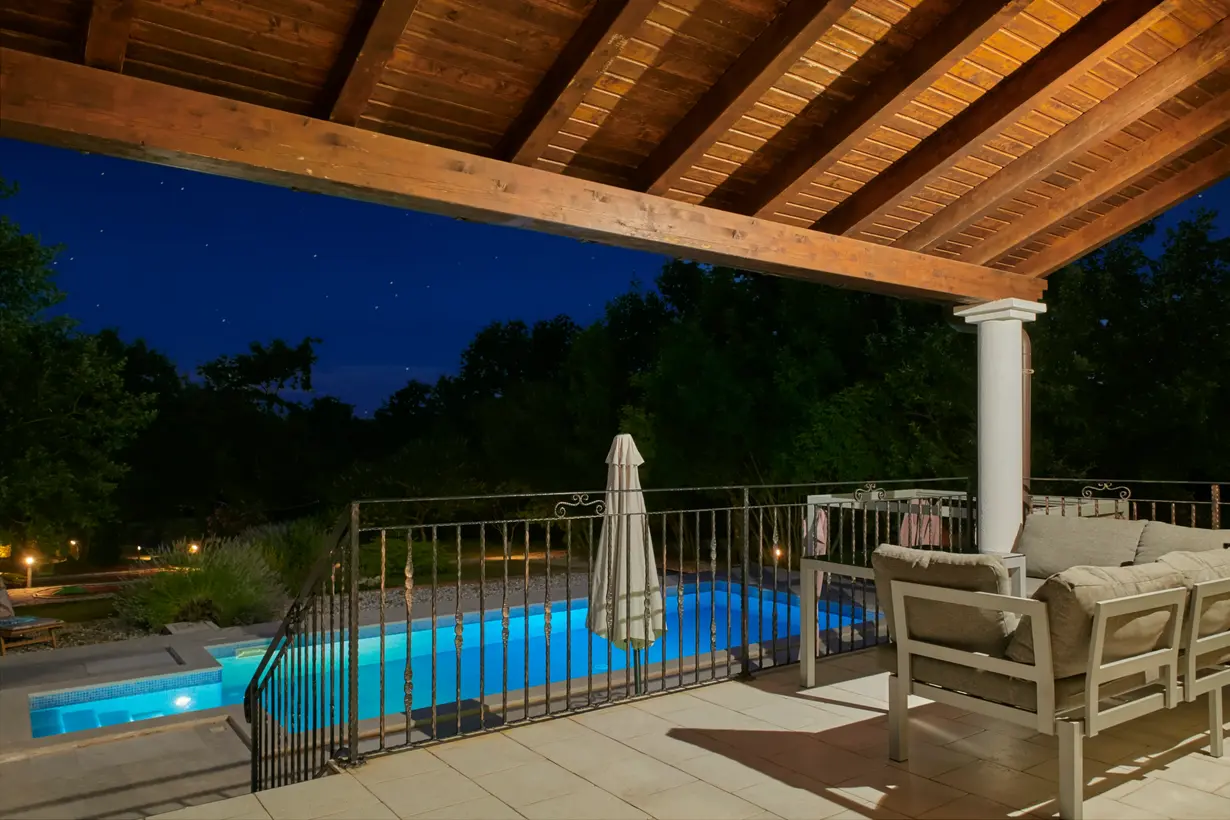 Überdachte Terrasse und illuminierter Pool am Abend – Villa Štokovci, Ferienhaus in Istrien