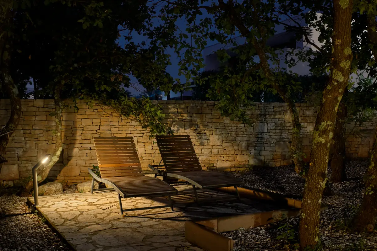 Ruhige Liegestühle unter Bäumen im Garten bei Nacht – Villa Štokovci, Ferienhaus in Istrien
