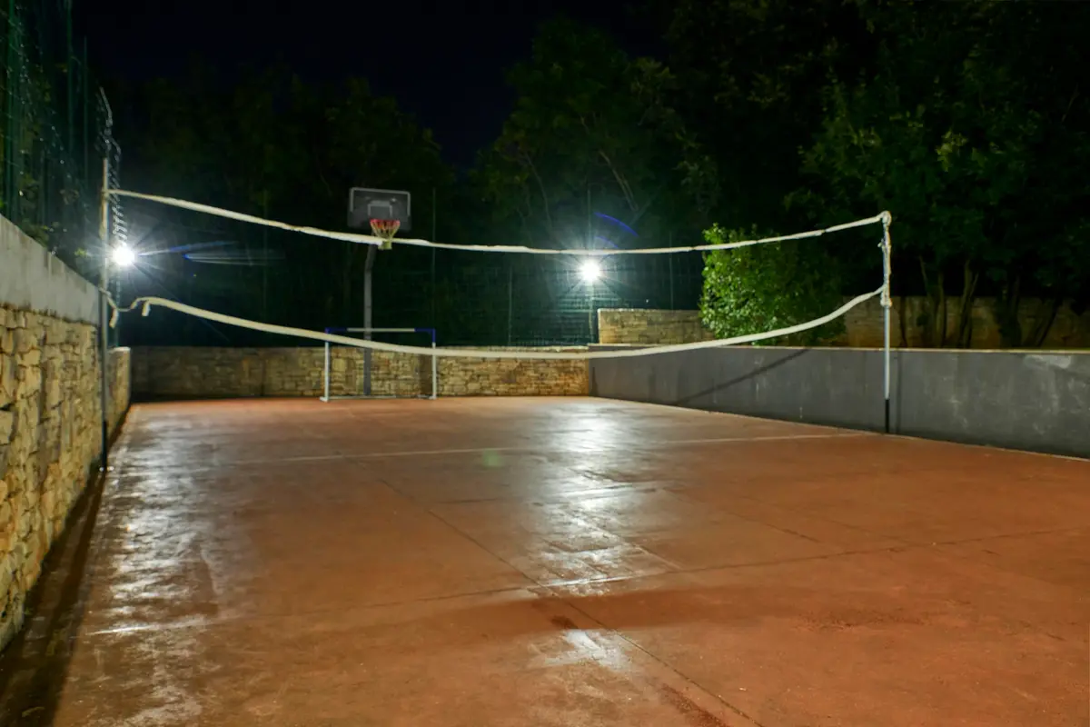 Beleuchteter Multifunktions-Sportplatz bei Dunkelheit – Villa Štokovci, Ferienhaus in Istrien